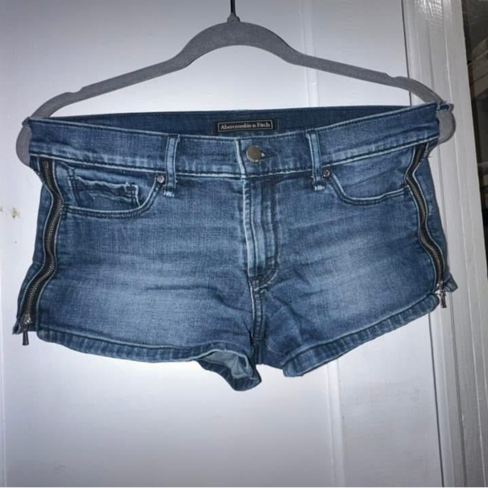 Abercrombie & Fitch Shorts 
Size W26 L2